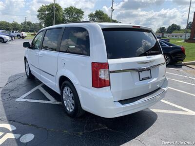 2014 Chrysler Town & Country Touring   - Photo 14 - Pataskala, OH 43062