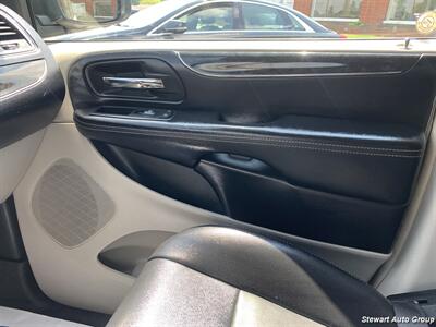 2014 Chrysler Town & Country Touring   - Photo 34 - Pataskala, OH 43062