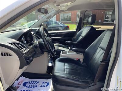 2014 Chrysler Town & Country Touring   - Photo 18 - Pataskala, OH 43062