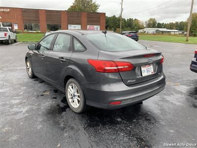 2017 Ford Focus SE - Photo 4 - Pataskala, OH 43062