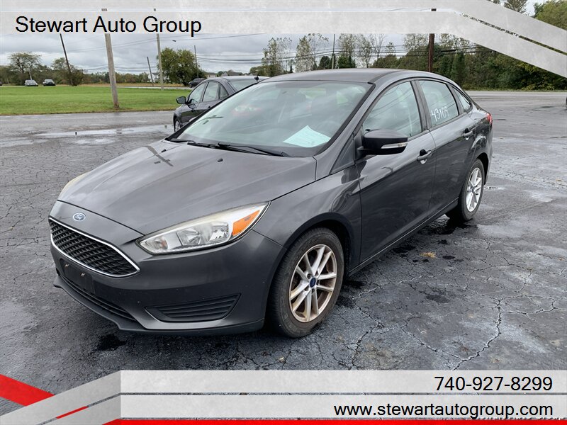 2017 Ford Focus SE   - Photo 1 - Pataskala, OH 43062