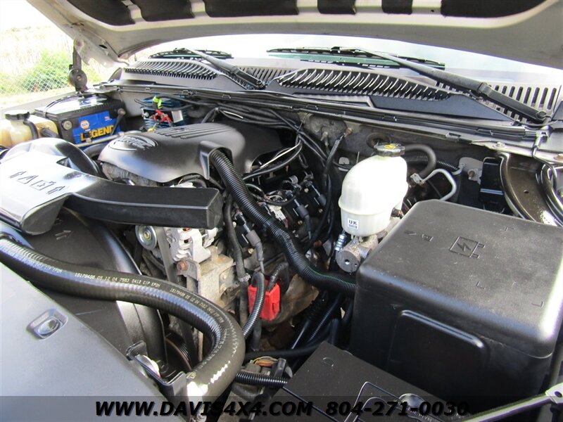 2004 Chevrolet Suburban Engine 6.0 L V8