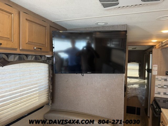 2018 Thor 29 M Hurricane Camper/ RV - Photo 8 - North Chesterfield, VA 23237