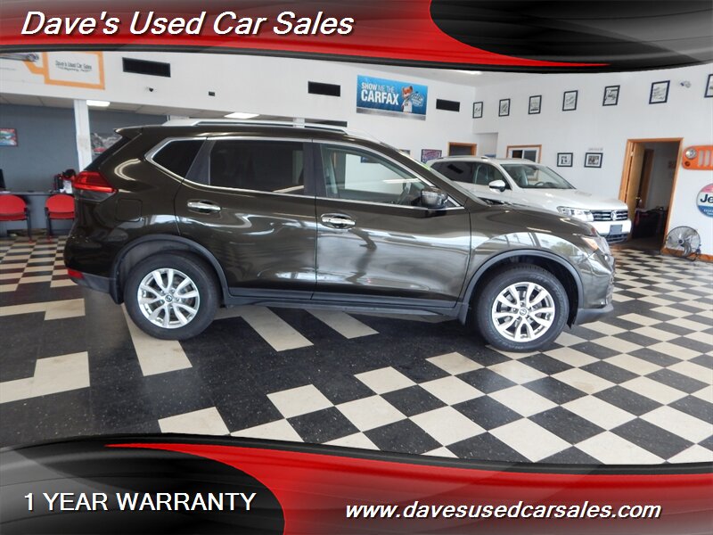 2017 Nissan Rogue SV photo 2