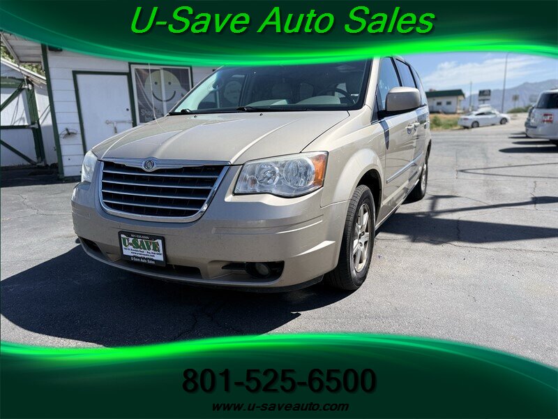 2009 Chrysler Town & Country Touring's photo