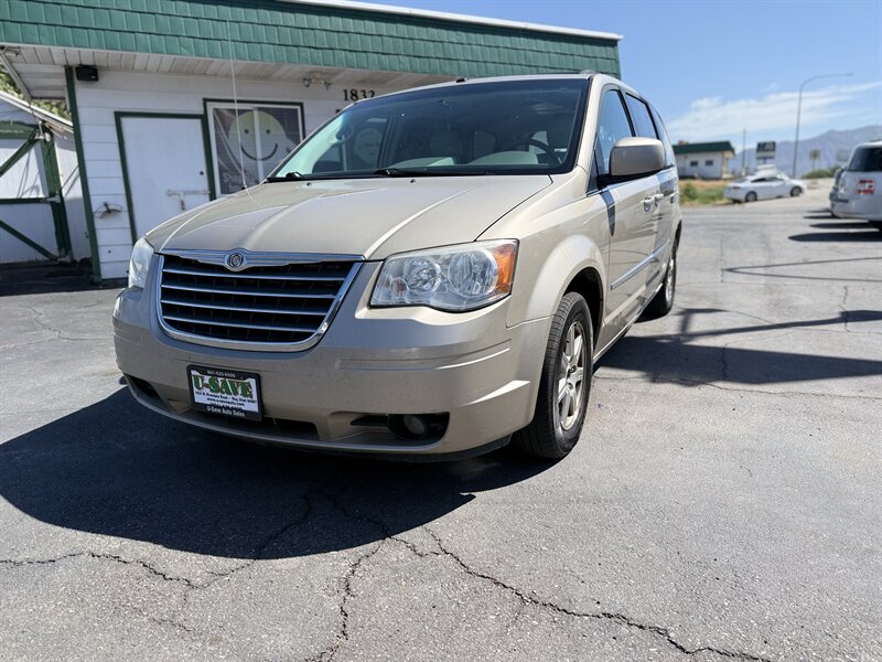 2009 Chrysler Town & Country Touring's photo