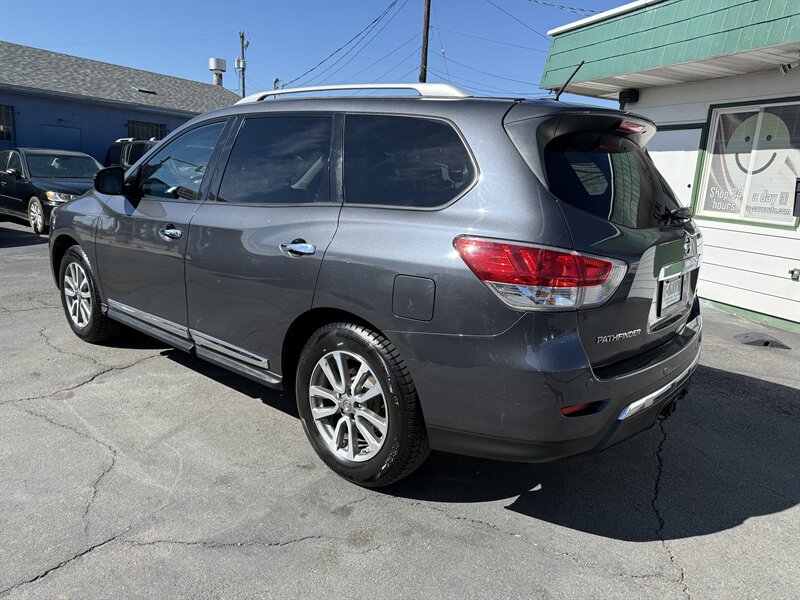 2013 Nissan Pathfinder SL   - Photo 5 - Roy, UT 84067