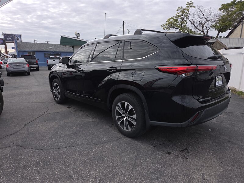 2021 Toyota Highlander XLE - Photo 4 - Roy, UT 84067