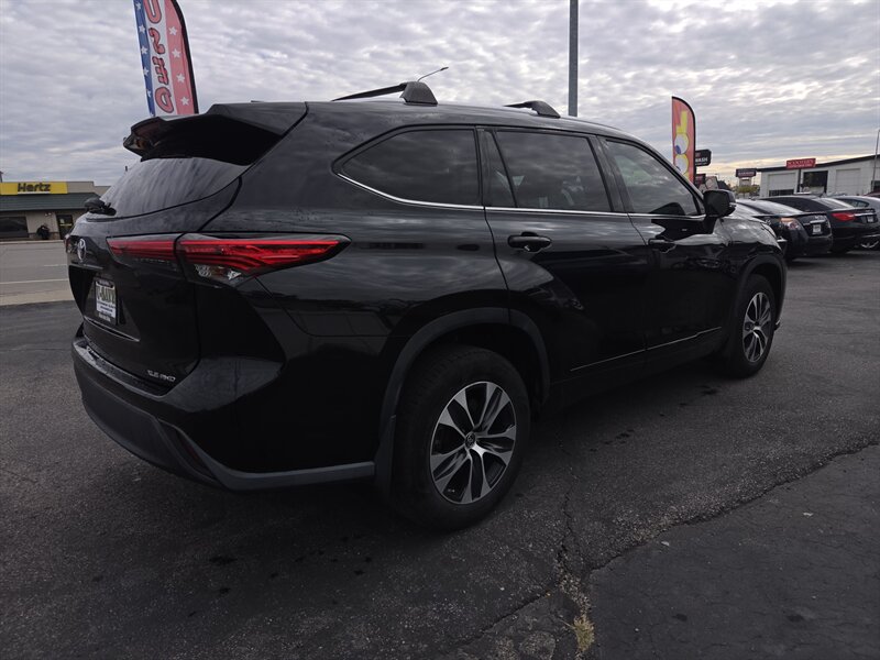 2021 Toyota Highlander XLE - Photo 6 - Roy, UT 84067