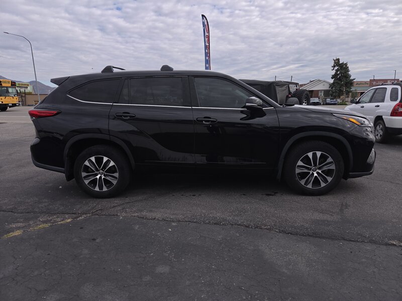 2021 Toyota Highlander XLE - Photo 3 - Roy, UT 84067