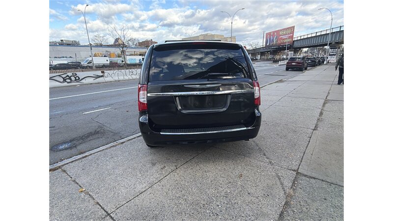 2016 Chrysler Town & Country Touring photo 3