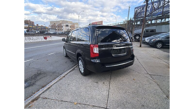 2016 Chrysler Town & Country Touring photo 2