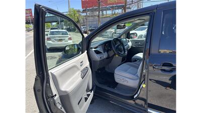 2017 Toyota Sienna LE 7-Passenger Awd - Photo 12 - Elmhurst, NY 11373