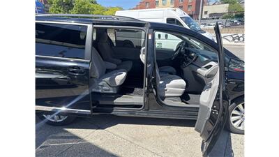 2017 Toyota Sienna LE 7-Passenger Awd - Photo 22 - Elmhurst, NY 11373