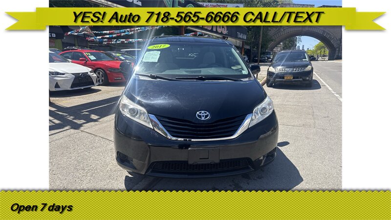 2017 Toyota Sienna LE V6 AWD 7-Passenger's photo