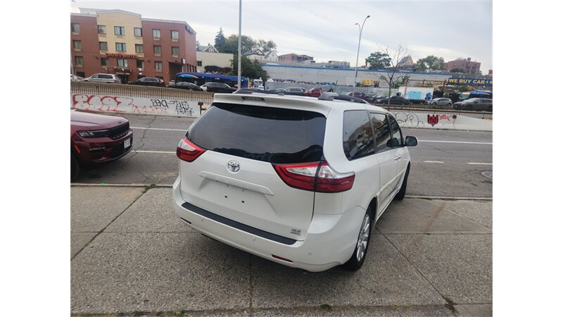 2016 Toyota Sienna XLE photo 2
