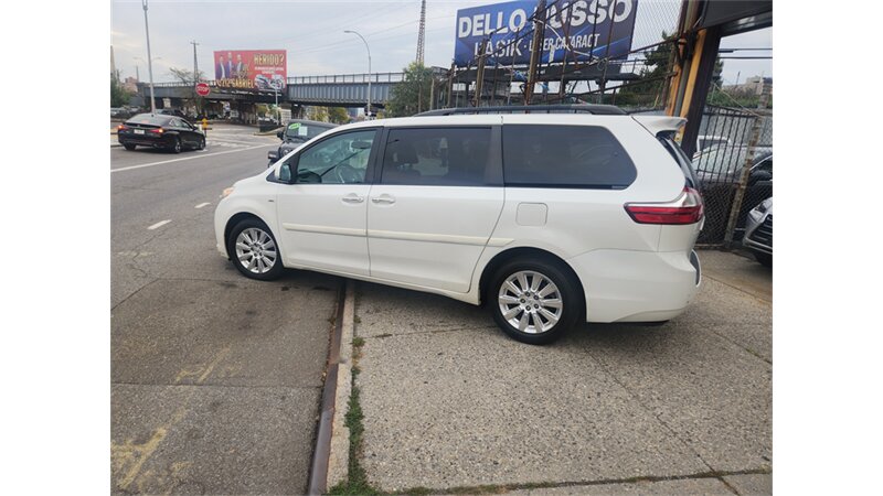 2016 Toyota Sienna XLE photo 4
