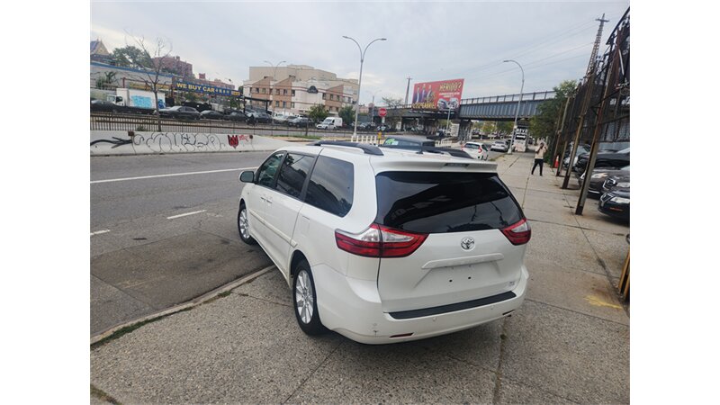 2016 Toyota Sienna XLE photo 3