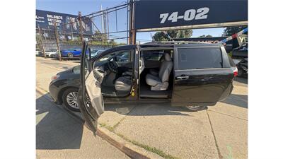 2015 Toyota Sienna XLE 8-Passenger - Photo 6 - Elmhurst, NY 11373