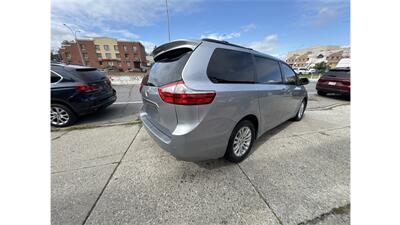 2017 Toyota Sienna XLE 8-Passenger   - Photo 9 - Elmhurst, NY 11373