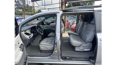 2017 Toyota Sienna XLE 8-Passenger   - Photo 11 - Elmhurst, NY 11373