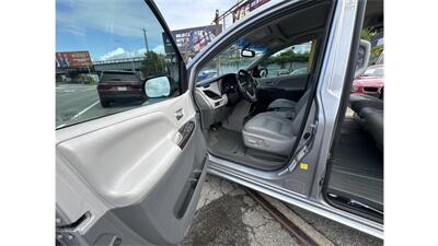 2017 Toyota Sienna XLE 8-Passenger   - Photo 13 - Elmhurst, NY 11373