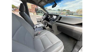 2017 Toyota Sienna XLE 8-Passenger   - Photo 32 - Elmhurst, NY 11373