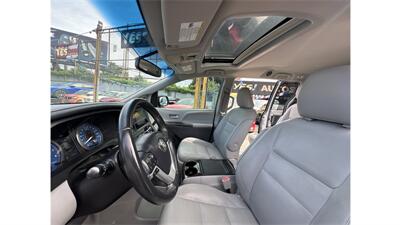 2017 Toyota Sienna XLE 8-Passenger   - Photo 17 - Elmhurst, NY 11373