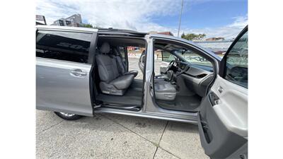 2017 Toyota Sienna XLE 8-Passenger   - Photo 24 - Elmhurst, NY 11373