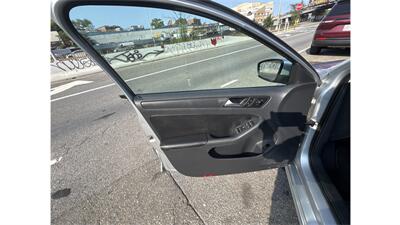 2012 Volkswagen Jetta SE PZEV   - Photo 6 - Elmhurst, NY 11373