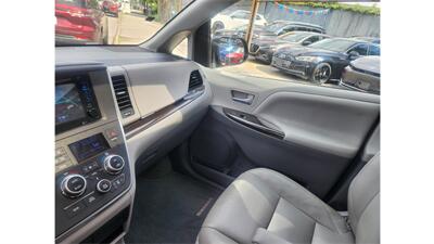 2015 Toyota Sienna XLE 7-Passenger AWD   - Photo 19 - Elmhurst, NY 11373
