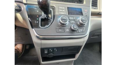 2015 Toyota Sienna XLE 7-Passenger AWD   - Photo 16 - Elmhurst, NY 11373