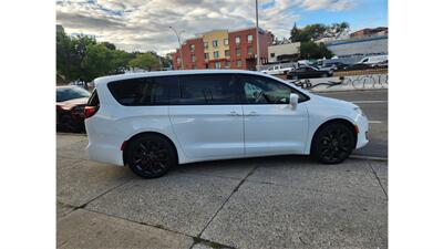 2019 Chrysler Pacifica Touring Plus   - Photo 2 - Elmhurst, NY 11373