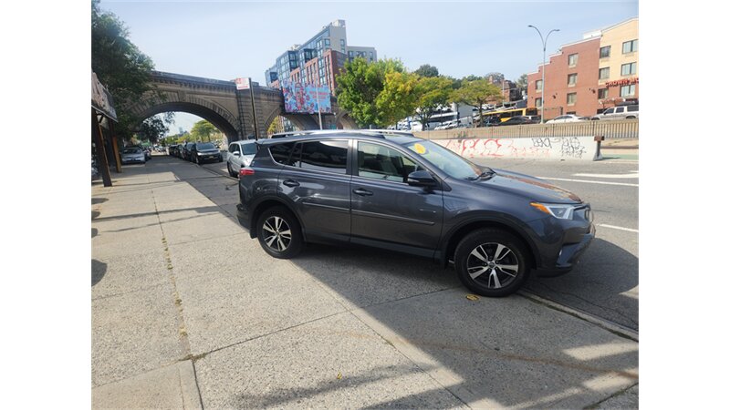 2018 Toyota RAV4 Adventure XLE photo 2