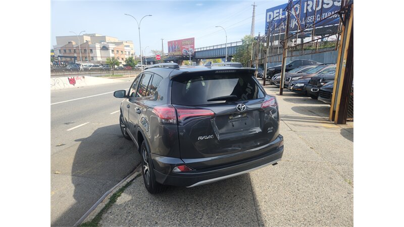 2018 Toyota RAV4 Adventure XLE photo 4