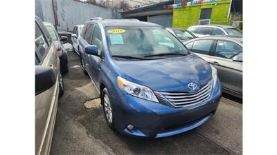 2017 Toyota Sienna XLE 7-Passenger  AWD - Photo 2 - Elmhurst, NY 11373