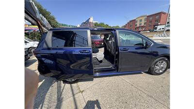 2025 Toyota Sienna LE AWD  Sunroof - Photo 2 - Elmhurst, NY 11373