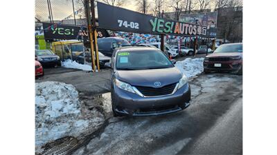 2014 Toyota Sienna LE 7-Passenger  AWD - Photo 2 - Elmhurst, NY 11373