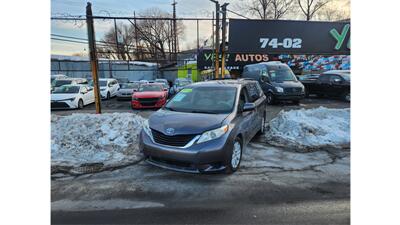 2014 Toyota Sienna LE 7-Passenger  AWD - Photo 3 - Elmhurst, NY 11373
