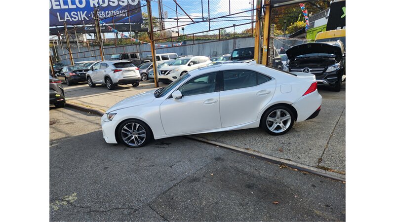 2018 Lexus IS 300 photo 3