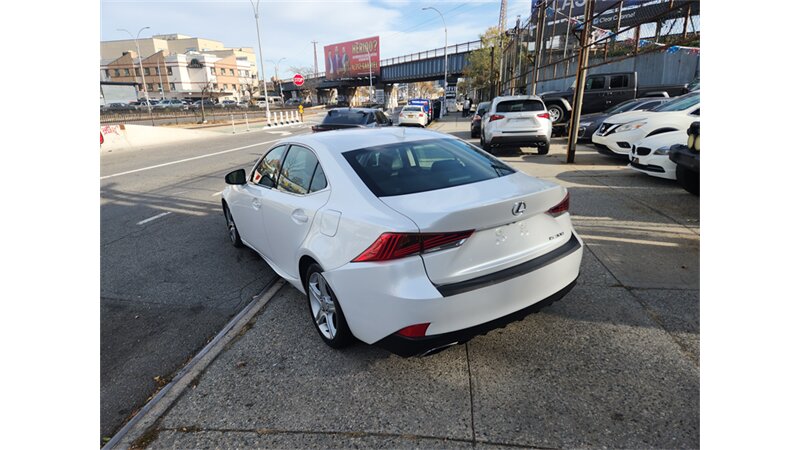 2018 Lexus IS 300 photo 4