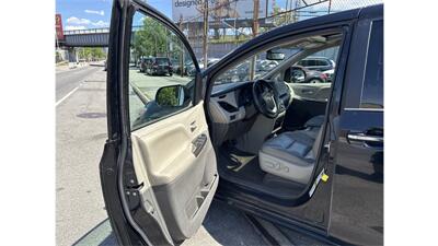 2017 Toyota Sienna XLE 8-Passenger - Photo 10 - Elmhurst, NY 11373