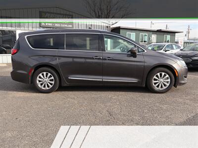 2019 Chrysler Pacifica Touring L   - Photo 2 - Caldwell, ID 83605