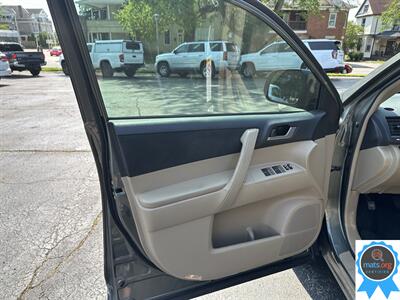 2013 Toyota Highlander   - Photo 8 - Richmond, IN 47374