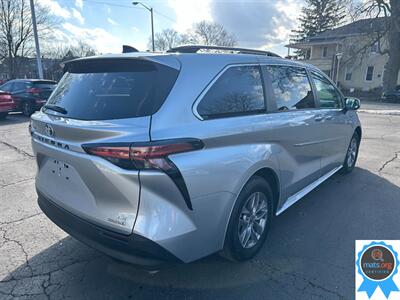 2022 Toyota Sienna LE 8-Passenger * AWD, Leather Seats!*   - Photo 3 - Richmond, IN 47374