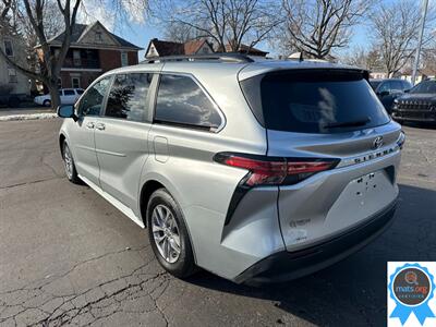 2022 Toyota Sienna LE 8-Passenger * AWD, Leather Seats!*   - Photo 4 - Richmond, IN 47374