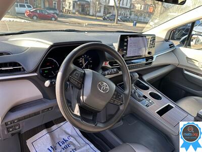 2022 Toyota Sienna LE 8-Passenger * AWD, Leather Seats!*   - Photo 10 - Richmond, IN 47374