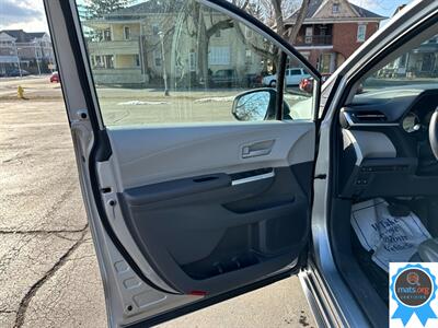 2022 Toyota Sienna LE 8-Passenger * AWD, Leather Seats!*   - Photo 8 - Richmond, IN 47374