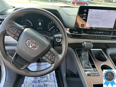 2022 Toyota Sienna LE 8-Passenger * AWD, Leather Seats!*   - Photo 15 - Richmond, IN 47374