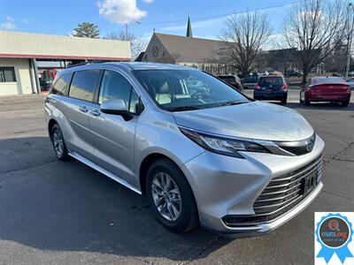 2022 Toyota Sienna LE 8-Passenger * AWD, Leather Seats!*   - Photo 2 - Richmond, IN 47374